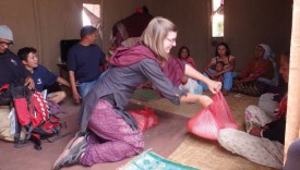 Sophie Bernard distribue des sacs de riz dans un village au Népal. DR