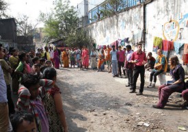 Mathieu et Sophie Bernard animent une rue de Calcutta. DR