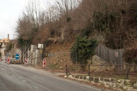 Effondré en décembre 2012, le mur de Romainmôtier n’est toujours pas réparé.