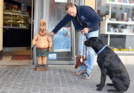 Pascal Aeby montre au labrador qu’il ne risque rien face à cette statue. © Michel Duvoisin