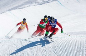 Bryan Zooler (dossard du monde bleu) file en tête sur le parcours de Saas-Fee, où les cadres nationaux se sont entraînés cet été. © Ruedi Flück / Swiss-Ski