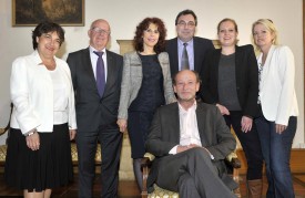 A g., Katia Horber-Papazian (IDHEAP), avec les membres de la Municipalité yverdonnoise : Marc-André Burkhard (travaux et environnement), Gloria Capt (énergies), Jean-Claude Ruchet (jeunesse et cohésion sociale), Marianne Savary, (urbanisme et bâtiments), Nathalie Saugy (culture et tourisme), et, au premier plan, le syndic Daniel von Siebenthal (administration générale, finances, ressources humaines et secrétariat général). Manque : Jean-Daniel Carrard (police, incendie et secours, sport).