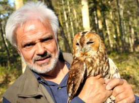 Pierre-Alain Ravussin se saisit de la chouette par les cuisses afin d’éviter que les serres acéréés du rapace nocturne ne se referment sur ses mains.