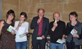 Hélène Gaillard (equiterre), Marie Kolb (Agenda 21), Daniel von Siebenthal (syndic), Frank Siffert (Terre Ferme) et Ophélia Golaz Gigandet (Espace Prévention) proposent un événement à croquer à pleines dents, comme ces carottes jaunes.