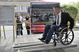 Jean-Daniel Carrard, municipal yverdonnois de la police, s’est essayé, dans un fauteuil roulant, au parcours sur divers revêtements.