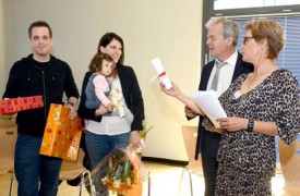 La municipale Jovanka Favre et le syndic Christian Kunze remettent un diplôme à la 4000e habitante, Nina Vulliemin (19 mois), avec ses parents Estelle Vulliemin et Antoine Capt.