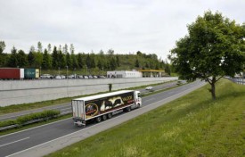 Le projet initial prévoit l’installation de cinq éoliennes sur un site surplombant le restoroute, 100 mètres au-dessus des véhicules stationnés à l’arrière plan.