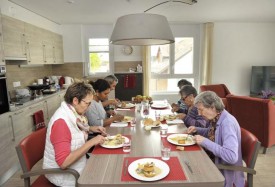 Les colocataires partagent toutes les repas et toutes les tâches communes.