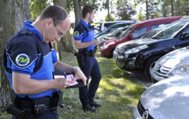 Le sergent Schmitt (avant-plan) et l’agent Paquier rédigent des avertissements aux automobilistes en infraction, une opération de prévention décidée après les problèmes de circulation de Pentecôte (photo ci-dessous).