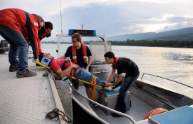 Il n’est pas facile de rester calme lorsque le blessé crie. Les sauveteurs ont tout de même réussi à installer José Rodrigues sur le bateau.