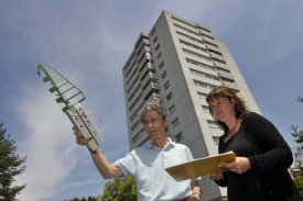 Peter Schlegel effectue des mesures d’ondes électromagnétiques autour de la tour des Chaînettes, sous l’oeil attentif de Mia Schlegel.