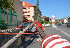 Une femme se trouvait dans la voiture lorsque le candélabre est tombé.