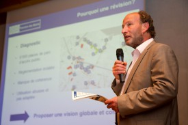 Le syndic Daniel von Siebenthal a présenté la révision du règlement du stationnement et les nouvelles zones macarons (médaillon). © Mickael Justo/DR
