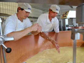 Claude Petremand et Vincent Tyrode testent la consistance des grains avant de déverser le contenu de la cuve dans les moules.