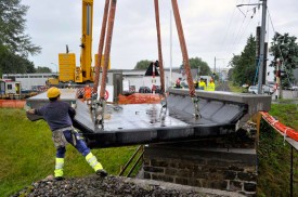 Le ballast et les rails seront encore installés sur le nouveau pont en béton.