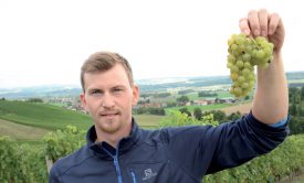 Reynald Gass, de Mathod, débutera les vendanges d’ici deux ou trois semaines. ©Michel Duperrex