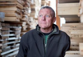 Jean-Louis Dutoit, de la scierie Dutoit S.A., à Chavornay, dénonce les côtés sombres de la mondialisation. ©Simon Gabioud