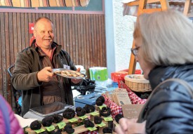 Spaits Gabor, «le chasseur de truffes», tout sourire au moment de faire déguster ses produits. ©Carole Alkabes