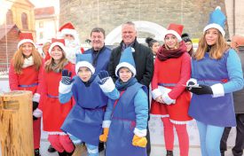 Le Père Noël et ses «petits» lutins entouraient le responsable du Marché de Noël, Thierry Despland (au centre à g.), et le syndic de la Ville, Jean-Daniel Carrard. ©Carole Alkabes