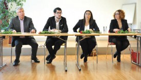 Hugues Gander, député de Sainte-Croix, Nicolas Rochat Fernandez, député de la Vallée, et Natacha Ribaud Edhabi (à dr.), présidente du PS yverdonnois : le district s’unit pour soutenir Cesla Amarelle. ©Carole Alkabes