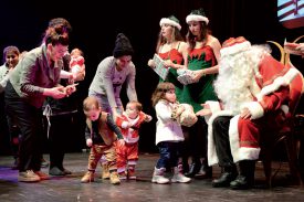 Près de 140 enfants ont reçu un cadeau du Père Noël. ©Michel Duperrex