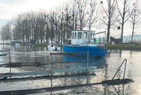 Hier en début de matinée, le bateau a été tracté vers le lac, destination La Poissine. ©DR