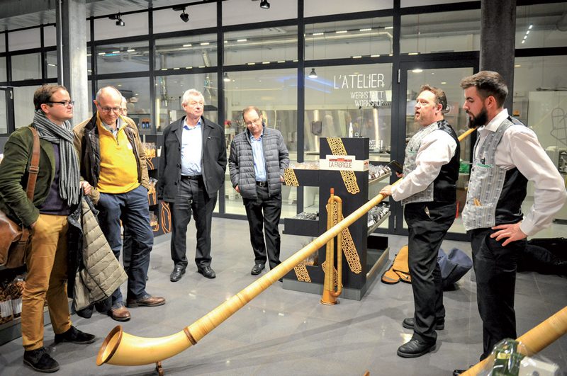 Les ambassadeurs de la future manifestation, dont le conseiller national et vice-président du comité d’honneur Jean-Pierre Grin (au fond, au centre), ont participé à des ateliers d’initiation. La conseillère fédérale et présidente du comité d’honneur Simonetta Sommaruga (en médaillon) sera de la partie le dimanche 1er juillet. ©Carole Alkabes/ DFJP, Sebastian Magnani