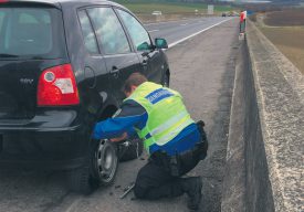 Kévin a déjà posté une photo sur Instagram, où on le voit en train d’aider un conducteur en panne sur une autoroute. ©Police cantonale vaudoise