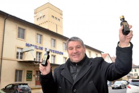 Philippe Gonin, fier de présenter ses deux huiles phares. ©Michel Duperrex