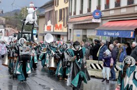 Les Krepiuls, guggenmusik d’Orbe, ont ouvert le cortège. ©Pierre Blanchard