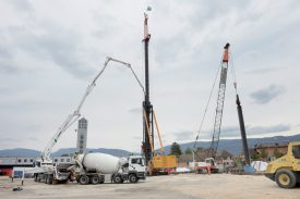 La devise «Liberté et Patrie» flotte au-dessus du chantier. ©Michel Duperrex