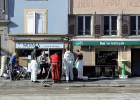 Les deux commerces ci-dessus ont connu des fortunes diverses, dans la nuit de jeudi à vendredi. ©Michel Duperrex