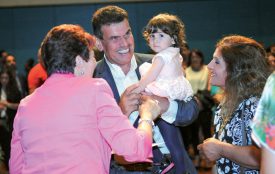 Originaires d’Irak, Mohammad Ali Ahmad, son épouse, Kurdistane Douski, et leur fille, Shahnaz Ahmad, ont eu l’occasion de saluer les municipaux de la Ville, et notamment, Valérie Jaggi Wepf (de dos en rose). ©Carole Alkabes