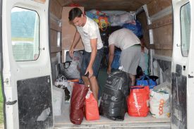 Le chargement a eu lieu vendredi, en fin d’après-midi, avant que les trois chauffeurs ne prennent la route en direction du Portugal. ©Michel Duperrex