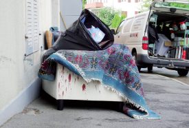 Les taches de sang sur le fauteuil blanc parlent d’elles-mêmes. ©Valérie Beauverd