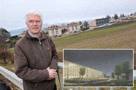 Le syndic François Payot surplombe le site de Borné-Nau, là où devrait voir le jour le nouveau complexe sportif, comprenant une salle de gymnastique triple (médaillon). © Michel Duperrex/DR