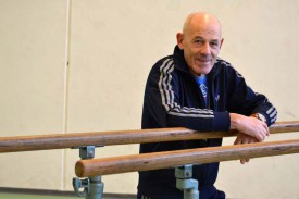 André Arrigoni pose, tout sourire, dans la salle de sport du collège de Léon-Michaud, le jour de ses 65 ans. Cela fait 39 ans qu’il y fait transpirer les élèves yverdonnois. © Pittet