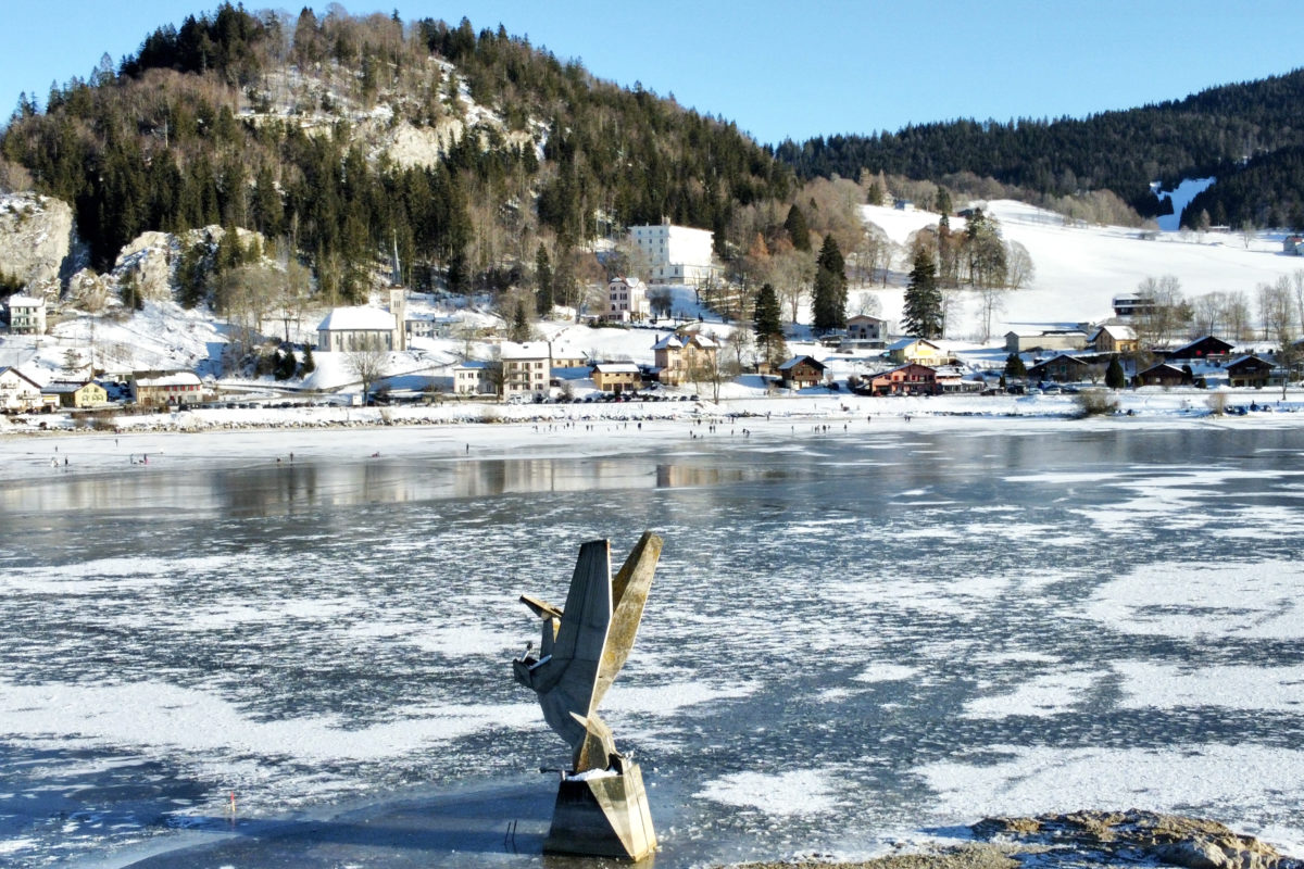 Tombé dans le lac de Joux, un promeneur est secouru par la police