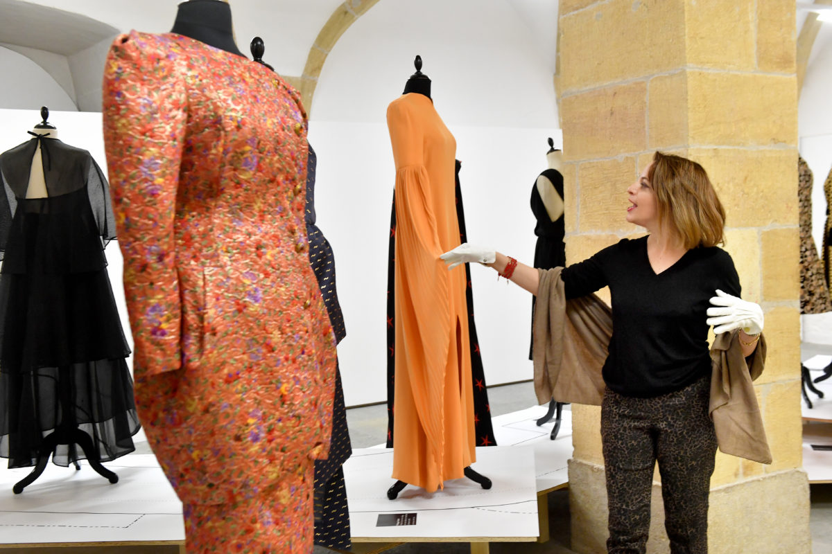 La haute couture et l’art contemporain dialoguent à Yverdon