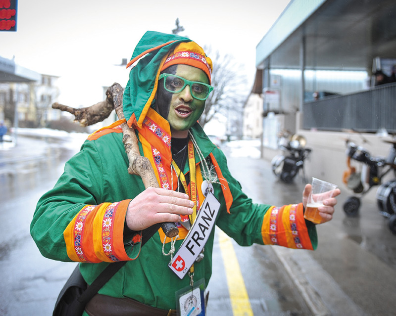 «Franz» n’a pas résisté à l’envie de danser lors du concert des guggen. © Carole Alkabes