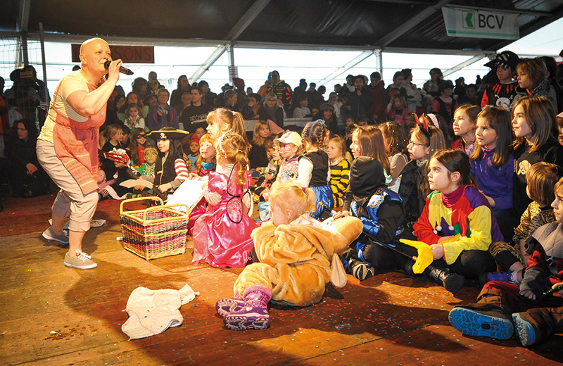 «Sylvie la maîtresse décolle» a présenté son spectacle aux enfants, samedi. © Carole Alkabes