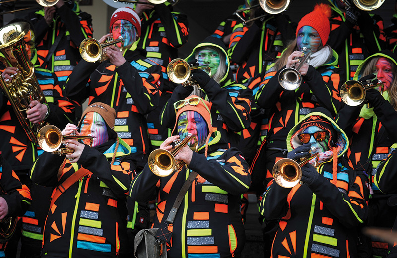 La guggenmusik L’Boxon, de Bullet-Sainte-Croix, a fait vibrer tout le village. © Carole Alkabes