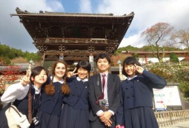 Une photo prise lors d’un voyage d’études, en novembre, à Kyoto et Nara. Debora Martinez y pose avec trois amies et son prof de classe. DR