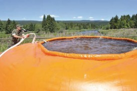 Deux bassins ont été installés de part et d’autre du lac de Joux. © Michel Duperrex