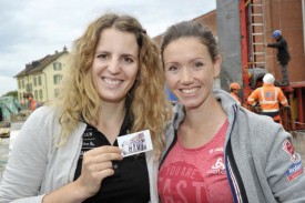 Les médaillées olympiques Patrizia Kummer (à g.) et Selina Gasparin ont participé à la pose de la première pierre du nouveau bâtiment. © Michel Duperrex