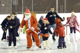 Les jeunes membres des clubs de patinage et de hockey de Vallorbe, tout sourire, ont eu droit à la visite du Père Noël, vendredi. © Michel Duvoisin