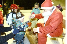 Le Père Noël avait eu la bonne idée de venir avec une corbeille pleine de cadeaux. Ce n’est pas le petit Anatole qui s’en plaindra. © Michel Duvoisin