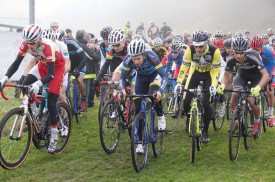 Le départ de la course des amateurs, masters et juniors, au Puisoir. © Roger Juillerat