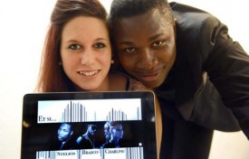 Ci-dessus, Charlyn et Stelios posant avec l’affiche de leur clip «Et si...», réalisé par leur ami Chayanne Fressineau.