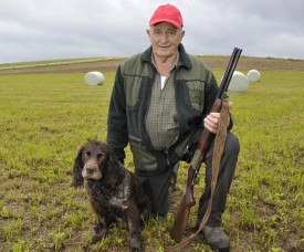 Mauro «Morino» Salvi avec un chien courant et ses habits «sentant la forêt».